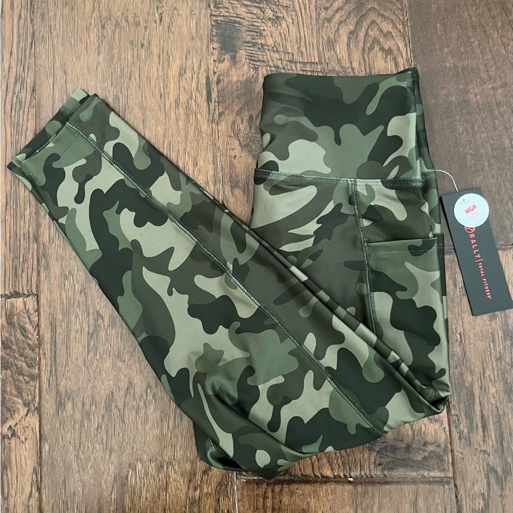 NWT Bally Total Fitness High Rise Green Camo Capri Leggings Size M